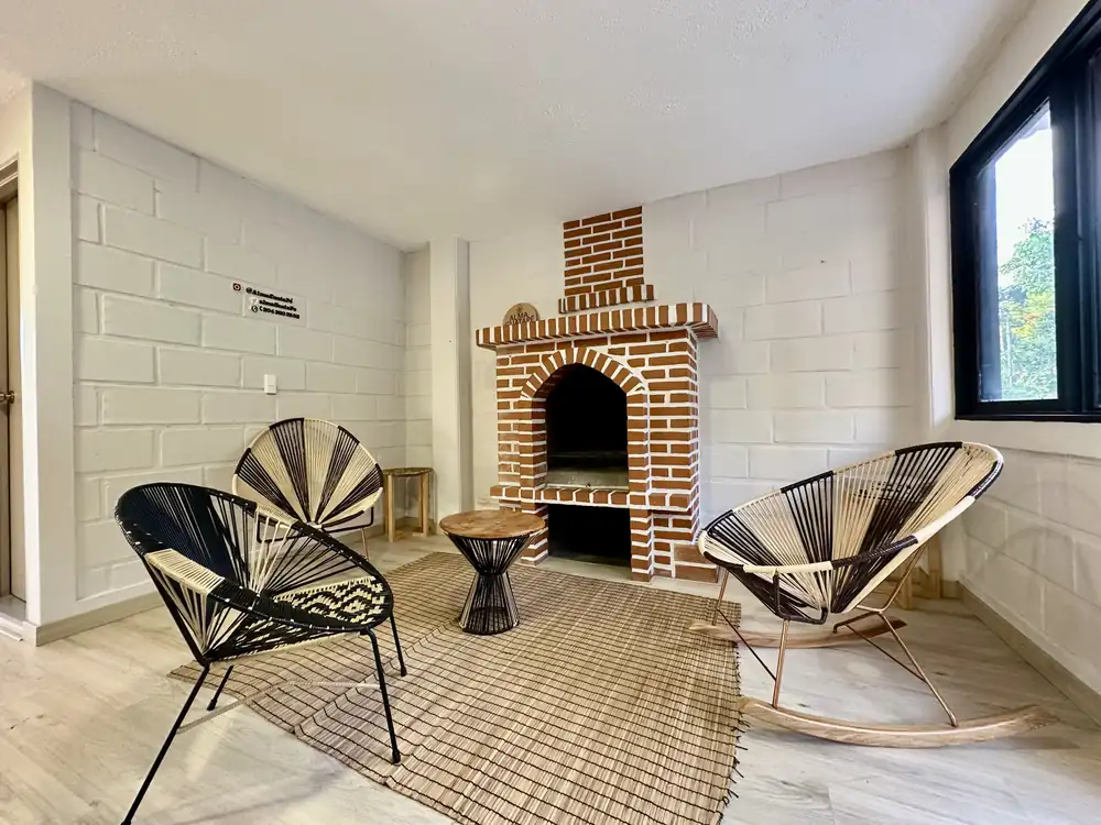 Alma Guatapé, chimenea sala