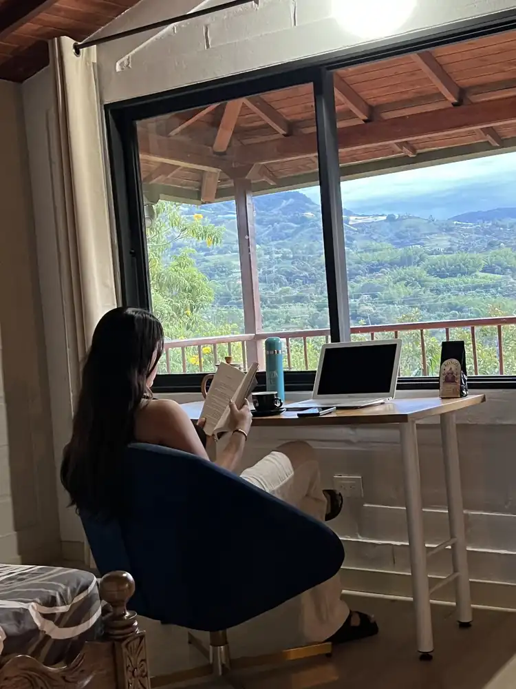 Alma Guatapé, escritorio vista