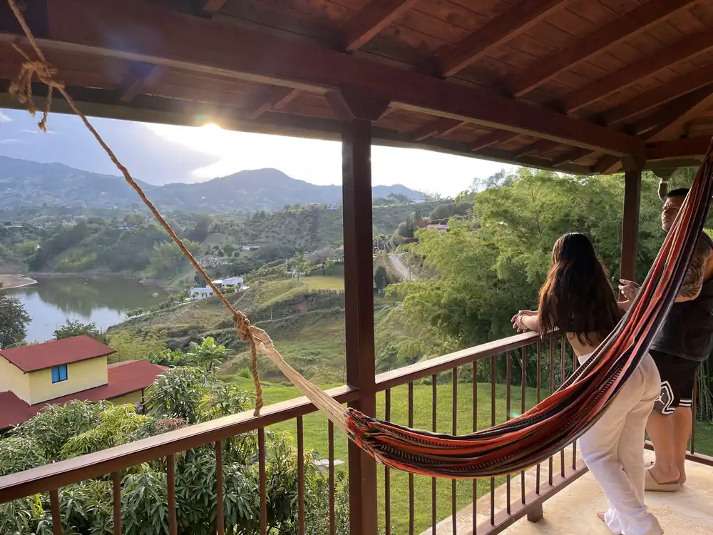 Alma Guatapé, pareja balcon